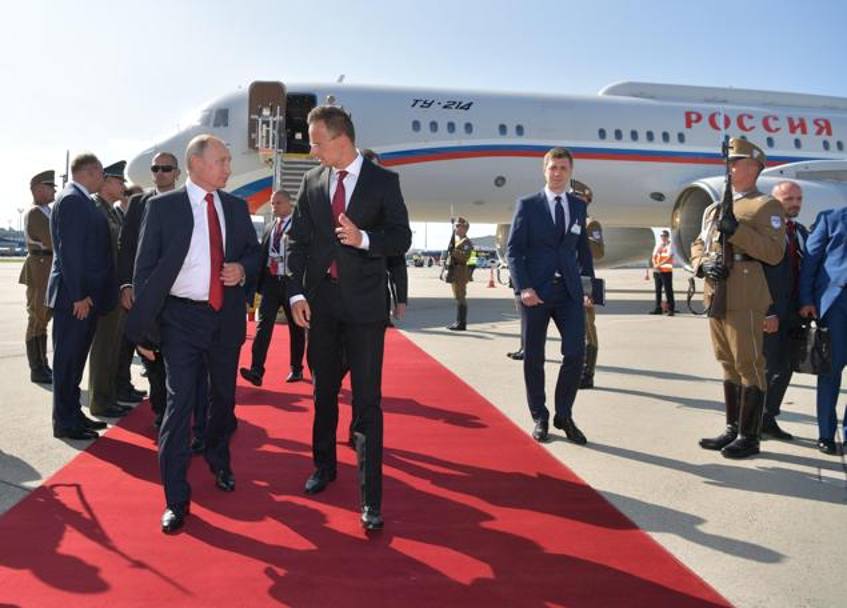 Il Ministro ungherese degli Affari Esteri Peter Szijjarto da il benvenuto a Vladimi Putin EPA